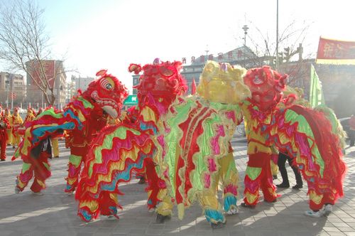 酒泉市2011年元宵節(jié)社火匯演期間，部分社火隊(duì)來(lái)公司拜年
