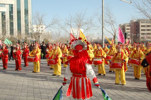 酒泉市2011年元宵節(jié)社火匯演期間，部分社火隊(duì)來(lái)公司拜年
