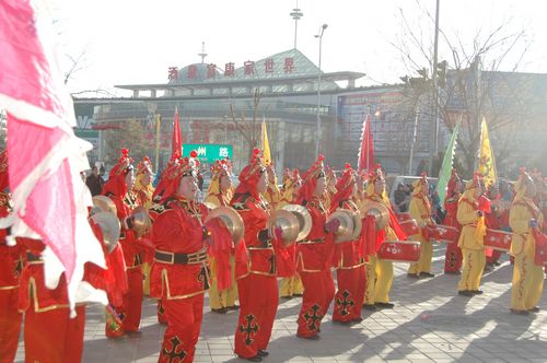 酒泉市2011年元宵節(jié)社火匯演期間，部分社火隊(duì)來(lái)公司拜年
