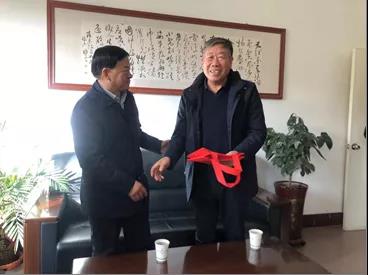 敦煌種業(yè)領(lǐng)導(dǎo)看望慰問(wèn)公司老干部、老黨員及困難黨員職工