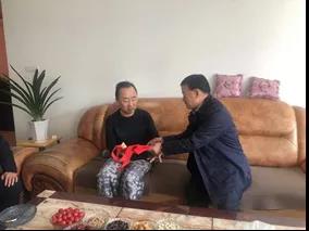 敦煌種業(yè)領(lǐng)導(dǎo)看望慰問(wèn)公司老干部、老黨員及困難黨員職工