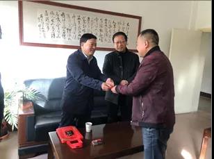 敦煌種業(yè)領(lǐng)導(dǎo)看望慰問(wèn)公司老干部、老黨員及困難黨員職工